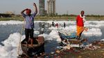 Keseruan Anak-anak di India Main Busa di Sungai Berpolusi