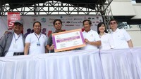 (Ki-ka) Wakil Ketua Umum 2 IKAL Komjen Polisi (Purn.) Drs. Togar M. Sianipar, M.Si, Wakil Ketua Umum 1 IKAL Dr. Ir. Mustafa Abubakar, M.Si, Direktur Utama Bank Mega Kostaman Thayib, Ketua Umum IKAL, Jenderal TNI (Purn.) Agum Gumelar, Direktur Funding & Sales Distribution Bank Mega Diza Larentie dan Presiden Direktur PT Visa Worldwide Indonesia, Riko Abdurrahman saat peluncuran Mega Affinity Card Ikatan Keluarga Alumni Lemhanas (IKAL). Pool/Bank Mega.