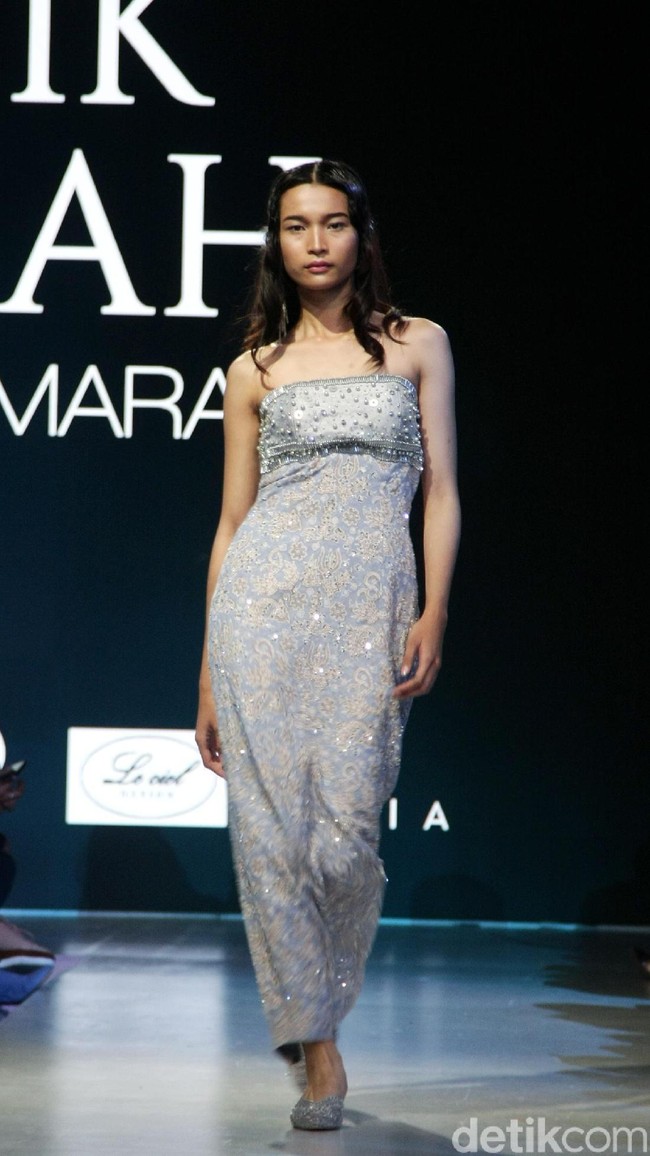 Fashion show koleksi terbaru Barli Asmara yang mengeksplorasi kain batik Jambi di Plaza Indonesia Fashion Week 2018, Jakarta. Jumat [23/3/2018]. [Foto: Mohammad Abduh/Wolipop]