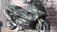 Yamaha TMAX DX menawarkan mesin 530 cc, dua silinder segaris DOHC empat klep dengan sistem pengabutan fuel Injection. Istimewa/Yamaha.