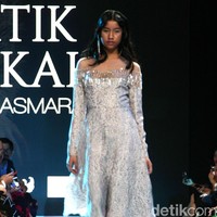 Fashion show koleksi terbaru Barli Asmara yang mengeksplorasi kain batik Jambi di Plaza Indonesia Fashion Week 2018, Jakarta. Jumat [23/3/2018]. [Foto: Mohammad Abduh/Wolipop]