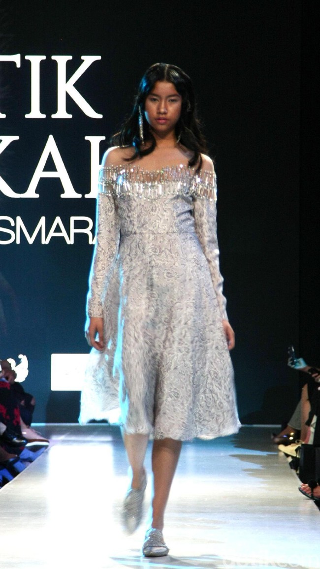 Fashion show koleksi terbaru Barli Asmara yang mengeksplorasi kain batik Jambi di Plaza Indonesia Fashion Week 2018, Jakarta. Jumat [23/3/2018]. [Foto: Mohammad Abduh/Wolipop]