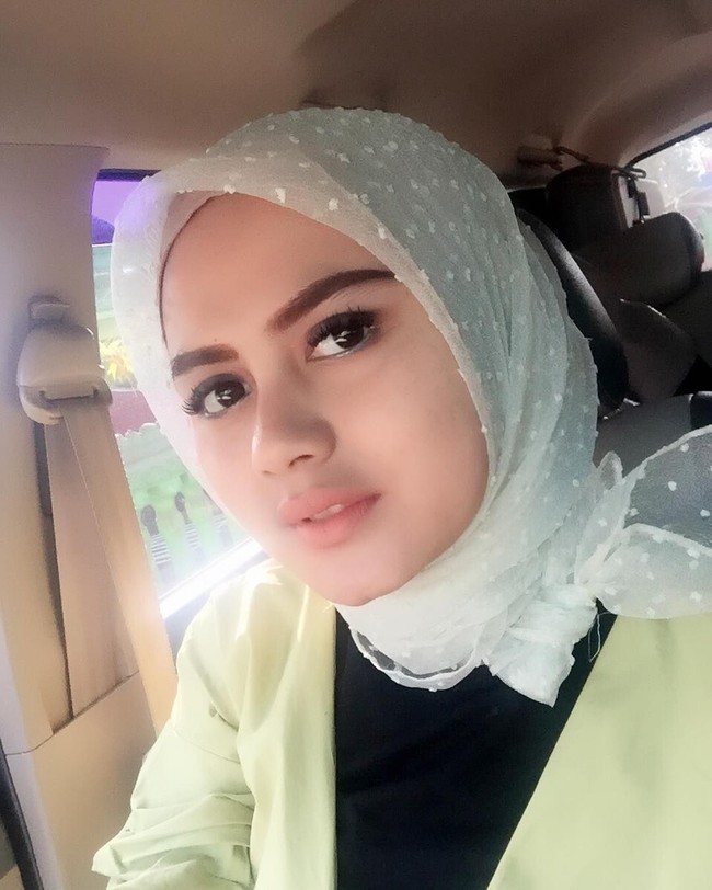 Ia pun mencoba berbagai macam jenis hijab, seperti hijab berbahan linen ruby atau rubiah, hijab scarf motif, hingga hijab segi empat satin. Foto: Instagram Bripda Ismi