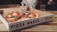 Bersama teman-temannya, Skellie berpose dihadapan kotak pizza dengan caption, Pizza party!. Foto: Instagram @omgliterallydead