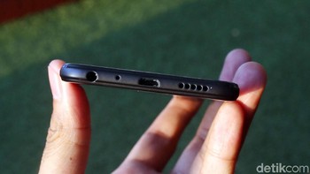 Honor membekalinya dengan baterai berkapasitas 3.000 mAh. Foto: Rachman Haryanto