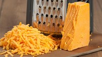 Untuk lebih menghemat keju, Anda bisa membeli dalam kemasan besar sekaligus. Potong menjadi beberapa bagian kecil lalu simpan sisa potongan besar dalam freezer. Keju beku bisa bertahan lama. Foto: iStock