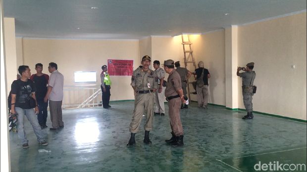  Petugas membongkar lantai 4 bangunan yang melanggar IMB, Senin (26/3/2018)