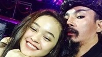 Ia ternyata kerap hadir di setiap aksi berbahaya yang dilakukan sang ayah. (Dok. Instagram/cecillimbad)