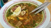 Surabaya terkenal dengan hidangan soto khasnya yang berkuah kuning. Makan di Soto Ambengan Pak Sadi di Wolter Monginsidi bisa jadi pilihan. Ada soto ayam segar gurih dengan pelengkap suun dan telur rebus. Foto: Istimewa