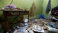 Satu orang tewas dan dua orang luka-luka akibat serpihan rudal yang ditembak jatuh di Riyadh. Warga setempat melaporkan adanya ledakan-ledakan keras dan kilatan cahaya terang di langit pada Minggu (25/3) sebelum tengah malam waktu setempat.  (Foto: Dok. REUTERS/Faisal Al Nasser)