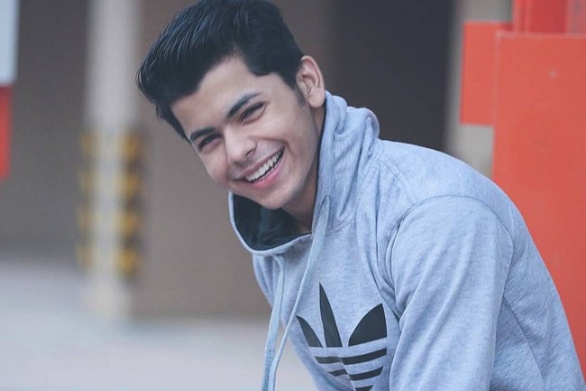 Senyuman Siddharth yang tampak memesona. Foto: Instagram