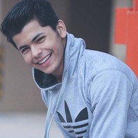 Senyuman Siddharth yang tampak memesona. Foto: Instagram