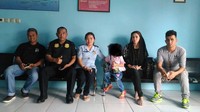Atas alasan kemanusiaan, Frista dipertemukan dengan orang yang diakuinya sebagai suami, M Yasin (memakai kaos/bersepatu olahgara). Kasus Frista saat ini sangat banyak dengan jumlah ribuan orang. 100 Ribu orang sedang waiting list di Malaysia, sambil menunggu bisa lolos ke negara tujuan.