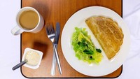 Di Inggris menu makannya cukup simpel. Ada sepotong pastry, tumis sawi dan kol, rice pudding dan segelas teh.  Foto: Istimewa