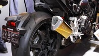 Motor ini menggunakan knalpot sistem Spec A dari Yamamoto Racing. Lebih keren lagi, silincer knalpot dibalut warna emas. Foto: Pool (Visordown)