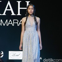 Fashion show koleksi terbaru Barli Asmara yang mengeksplorasi kain batik Jambi di Plaza Indonesia Fashion Week 2018, Jakarta. Jumat [23/3/2018]. [Foto: Mohammad Abduh/Wolipop]