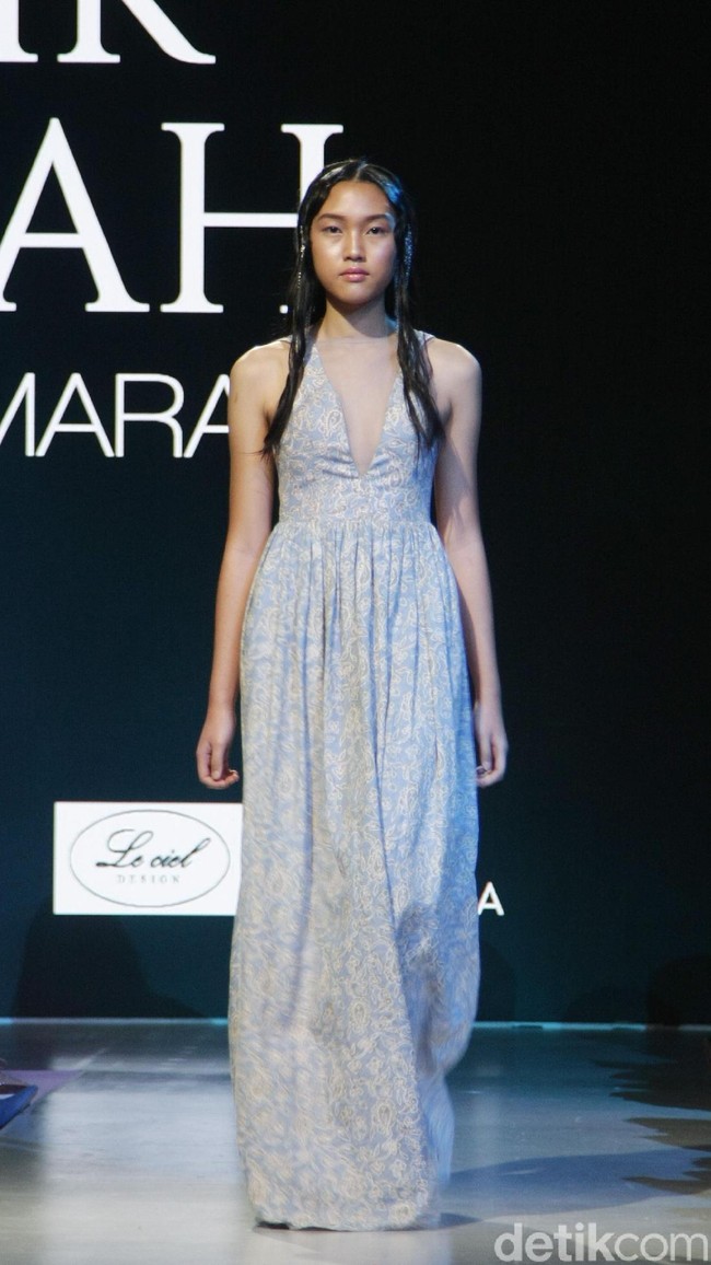 Fashion show koleksi terbaru Barli Asmara yang mengeksplorasi kain batik Jambi di Plaza Indonesia Fashion Week 2018, Jakarta. Jumat [23/3/2018]. [Foto: Mohammad Abduh/Wolipop]