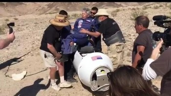 Mike pun dapat kembali lagi ke Bumi dengan selamat menggunakan parasut yang terpasang di kapsul tempatnya duduk di dalam roket tersebut. (Foto: Instagram/carlosgarciaaceves)