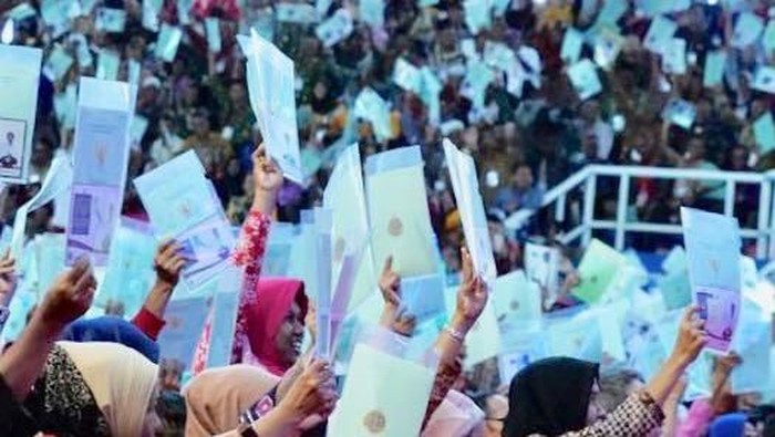 Jokowi: Ketimpangan Lahan Memang Ada, Tapi Bukan Saya yang Lakukan

Presiden Joko Widodo (Jokowi) bicara soal adanya ketimpangan lahan antara pihak perusahaan dengan masyarakat. Jokowi menegaskan ketimpangan itu memang ada, tapi sudah berlangsung sejak lama.

Jokowi mengatakan, terkait dengan pembagian lahan, idealnya semua lahan itu harus memiliki sertifikat. Dan idealnya lagi, kepemilikan lahan itu memang harus dirasakan betul manfaatnya oleh rakyat.

Ya memang idealnya itu seluruh lahan yang ada, bidang yang ada, itu bersertifikat. Dan idealnya lagi memang kepemilikannya itu betul-betul rakyat bisa merasakan dari kegunaan atas lahan tanah yang mereka miliki, kata Jokowi usai membagikan sertifikat di GOR Rudy Resnawan, Kota Banjarbaru, Kalimantan Selatan, seperti yang disampaikan Deputi Bidang Protokol, Pers dan Media Sekretariat Presiden Bey Machmudin dalam keterangan tertulis, Senin (26/3/2018).

Jokowi menambahkan, semakin luas lahan yang dimiliki oleh rakyat, maka seharusnya semakin besar manfaat yang dirasakan rakyat.

Meski demikian, Jokowi mengakui saat ini memang masih ada ketimpangan kepemilikan lahan di Indonesia. Tapi ketimpangan itu sudah berlangsung sejak lama, bukan terjadi di wera pemerintahan yang dia pimpin.

Tapi memang kita harus ngomong apa adanya. Memang ada ketimpangan dalam kepemilikan, tapi juga harus mengerti bahwa distribusi itu bukan saya yang melakukan. Itu yang saya tidak mau saya dituding-tuding. Bahwa kita membagikan saja, tidak, tegas Jokowi.