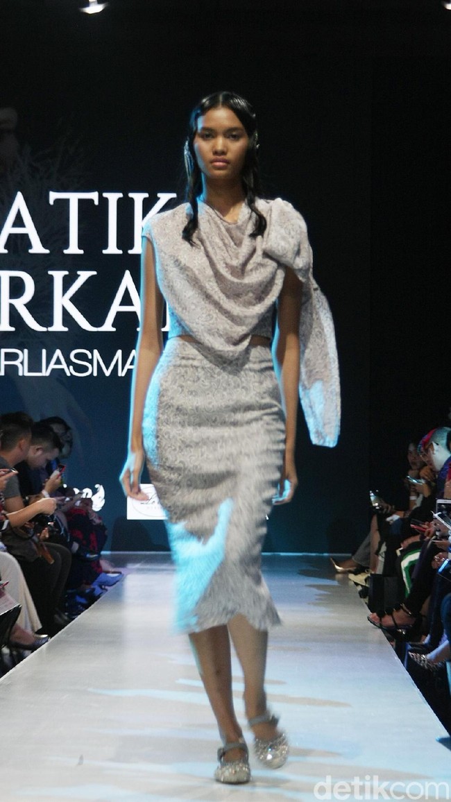 Fashion show koleksi terbaru Barli Asmara yang mengeksplorasi kain batik Jambi di Plaza Indonesia Fashion Week 2018, Jakarta. Jumat [23/3/2018]. [Foto: Mohammad Abduh/Wolipop]