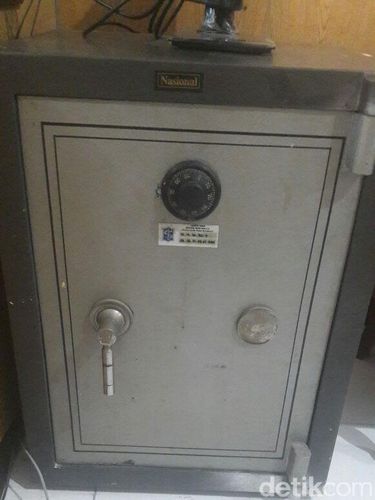 Brankas tempat uang Asnan disimpan