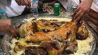 Saatnya makan malam. Habis kaga ya? Kira-kira menurutmu habis nggak ya hehe tulis Abu Hamzah dalam captions fotonya. Kali ini ia menyantap hidangan ala Timur Tengah, nasi mandhi dengan kambing. (Foto: instagram @abuhamzah12)