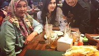 Tahun lalu, Jeje dan Syahnaz juga berbuka puasa bersama dengan mengajak ibunda dari Jeje. Kompak ya! Foto: Instagram @ritchieismail