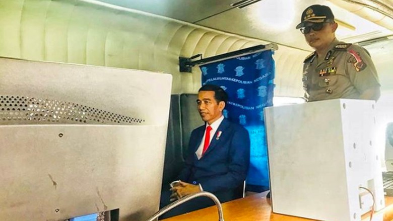 Jokowi saat foto diri ketika memperpanjang masa berlaku SIM Foto: Pool (Instagram) Jokowi saat foto diri ketika memperpanjang masa berlaku SIM Foto: Pool (Instagram)
