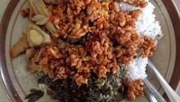 Achanina mengaku penasaran dengan sajian Warteg Kharisma Bahari. Iapun mampir dan mencicip sayur nangka, sayur daun singkong, kering tempe, perkedel, tempe goreng dan sambal. Wah, lengkap ya! Foto: Instagram achanina