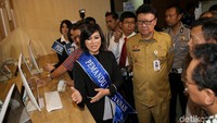 Mendagri Tjahjo Kumolo mendapat penjelasan soal cara membayar pajak kendaraan lewat samsat digital.
