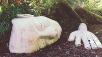 The Moss Lady menunjukan seorang wanita yang tertidur pulas dengan selimut hijau nan lembut. (blackjettas/Instagram)