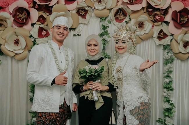Saat datang ke acara pernikahan, Bripda Ismi kembali memakai hijab segi empat berbahan linen ruby dipadukan dengan atasan berdesain unik.   Foto: Instagram Bripda Ismi