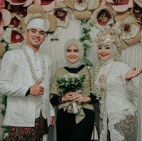 Saat datang ke acara pernikahan, Bripda Ismi kembali memakai hijab segi empat berbahan linen ruby dipadukan dengan atasan berdesain unik.   Foto: Instagram Bripda Ismi