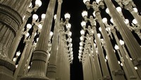 Foto: Tiang-tiang lampu tersebut diduga menjiplak karya seni bertajuk Urban Lights yang dibuat seniman ternama Chris Burden pada tahun 2008. Karya ikonik ini dipajang di Los Angeles County Museum of Art (LACMA), AS. (Lucy Nicholson/Reuters)