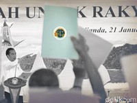 Jokowi Bagi-bagi Sertifikat Tanah yang Jadi Heboh