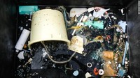 Dari kumpulan sampah yang mengapung di area seluas 1,6 juta kilometer per segi, 8% di antaranya merupakan mikroplastik. Kemudian, dari 1,8 triliun kepingan plastik, beberapa di antaranya lebih besar dari mikroplastik, termasuk jaring pemancingan, mainan, dan bahkan tempat duduk toilet. (Foto: Dok. The Ocean Cleanup via CNN)