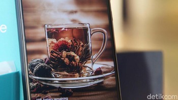 Mengusung kamera ganda di bagian depan. Ukurannya 13 MP dan 2 MP. Foto: Rachman Haryanto