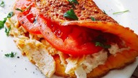 Punya ayam panggang sisa dimanfaatkan oleh @milisskitchenshenanigans ini. Dipadu dengan telur dibuat omelet dan diisi dengan keju feta dan irisan tomat. Nyam!Foto: Istimewa