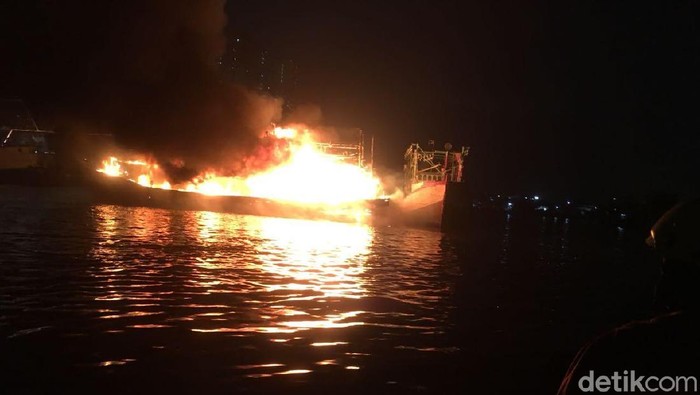 Kapal di Muara Angke Terbakar