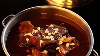Rawone Rawon Dengkoel yang ada di jalan TB Simatupang, Jakarta Selatan ini bisa jadi obat rindu saat kangen rawon khas Surabaya. Ada rawon dengkul sapi yang jadi menu andalan. Foto: Istimewa
