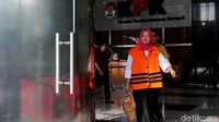Inna merupakan tersangka pemberi suap ke Bupati Jombang Nyono Suharli Wihandoko.