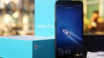 Ponsel ini memiliki slot MicroSD yang mendukung hingga 256 GB. Foto: Rachman Haryanto