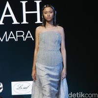 Fashion show koleksi terbaru Barli Asmara yang mengeksplorasi kain batik Jambi di Plaza Indonesia Fashion Week 2018, Jakarta. Jumat [23/3/2018]. [Foto: Mohammad Abduh/Wolipop]