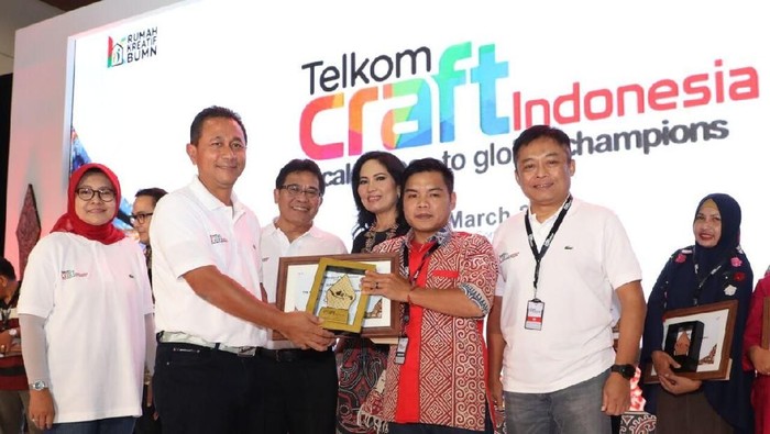 Telkom Craft Indonesia 2018 resmi ditutup dengan nilai transaksi Rp 20,1 miliar (dok.Telkom) Telkom Craft Indonesia 2018 resmi ditutup dengan nilai transaksi Rp 20,1 miliar (dok.Telkom)