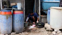 Air tadah hujan hanya digunakan untuk cuci piring dan baju.