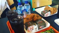 Akhirnya bisa makan ayam goreng, selama haji makannya arab-arab mulu, tulis Abu Hamzah sambil memperlihatkan foto nasi dan ayam goreng fast food. (Foto: instagram @abuhamzah12)