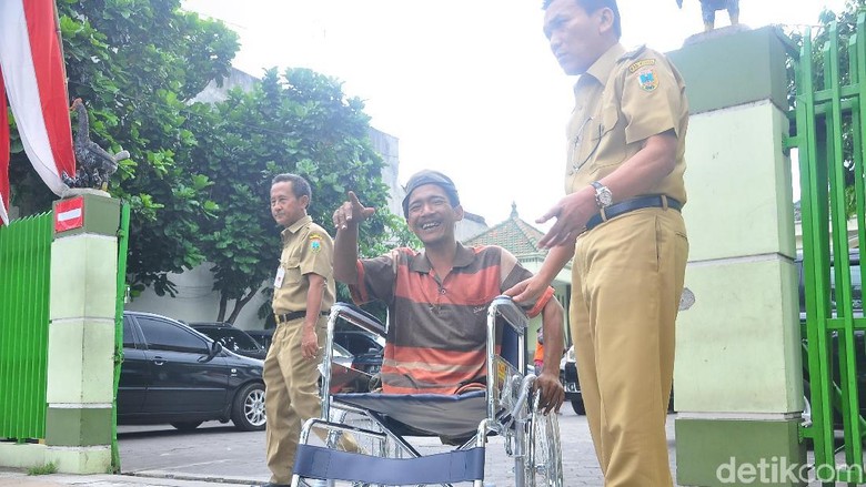 Jenguk Tukang Parkir Tanpa Kaki Bupati Kudus Bawa Kursi Roda