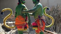 Juga untuk meramaikan perayaan sakral ini orang beramai-ramai mengenakan kostum Hanuman, Sri Rama dan Dewi Sita. (AFP)