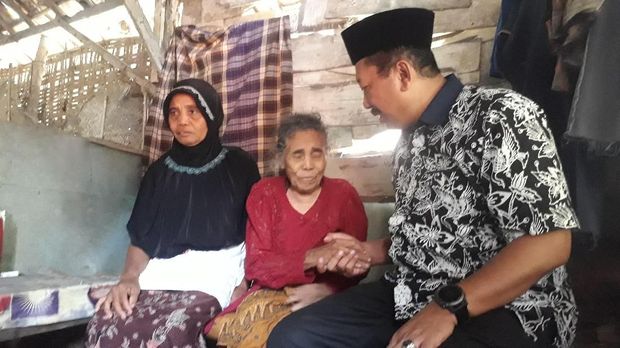 Mbah Lami saat dikunjungi salah satu calon Bupati Bojonegoro. (Foto: M Rofiq)