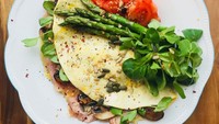 Omelet ini cocok buat yang sedang diet karena omelet dari putih telur. Dibuat oleh @foodiefitnessarch yang dipadukan dengan tomat, selada dan asparagus. Kenyang!Foto: Istimewa